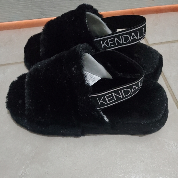 Black slippers - Picture 1 of 4